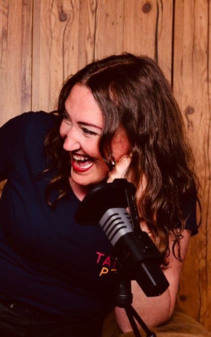 Liane Kepalies lachend am Mikrofon